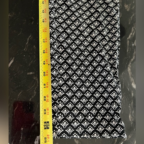 Chicos, black and white tapered ankle pants in Chico’s size 2.5 - Picture 9 of 14
